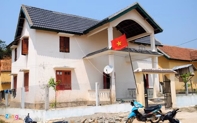 Đang sống trong cảnh nghèo khó, mỗi hộ dân nơi đây nhận khoản đền bù từ vài trăm triệu đến hàng tỷ đồng. "Nhà nước trích tiền đền bù hỗ trợ 330 triệu đồng, tôi thêm 220 triệu đồng xây nhà biệt thự ở vùng tái định cư. Vài chục triệu còn lại, gia đình tôi chi tiêu hết sạch rồi", anh Đinh Văn Đuôn (ngụ thôn Đăk Lang) thổ lộ.