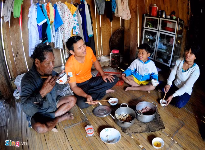 Dù có nhà biệt thự trị giá 600 triệu đồng nhưng mọi sinh hoạt của gia đình anh Đuôn chủ yếu ở nhà sàn sát bên cạnh.