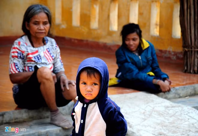 Nhận tiền đền bù vài trăm triệu đồng, gia đình bà Đinh Thị Đù dồn hết vào xây nhà kiểu biệt thự ở khu tái định cư. Bế tắc giữa cuộc sống khó nghèo, con trai ăn lá ngón tự tử, con dâu bỏ đi làm ăn xa, chồng lại mất sớm, bà phải vất vả làm thuê kiếm kế sinh nhai nuôi con gái bại liệt tật nguyền và cháu gái (2 tuổi). "Tôi bị ngã trong rừng trật khớp chân đành ngồi nhà suốt hai tháng qua. Gạo trong nhà hết từ lâu, hai mẹ con cùng cháu gái ăn tạm rau rừng sống qua ngày", bà buồn bã nói.