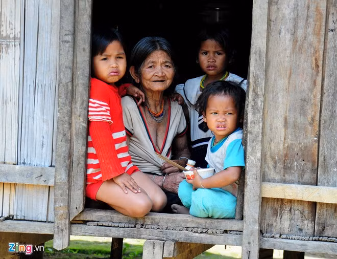 Hàng ngày, trai trẻ quay về làng cũ làm nương rẫy hay đi làm thuê các địa phương lân cận, ở các khu tái định cư thuộc dự án thủy điện Đăkđrinh chỉ còn người già và trẻ em.