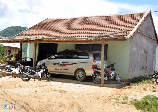 Nhận tiền đền bù tiền tỷ từ dự án thủy điện Đăkđrinh, một số hộ dân xã Sơn Liên không chỉ xây biệt thự mà còn mua ôtô.
