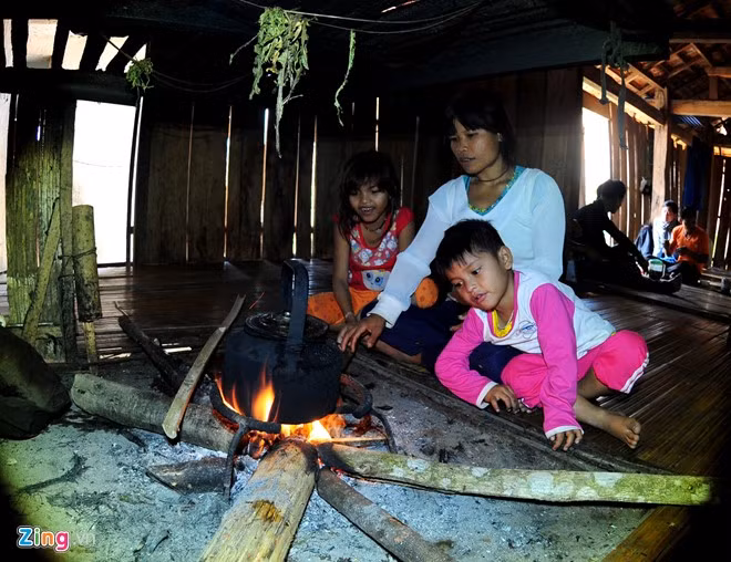 Chị Đinh Thị Pân (ngụ xã Sơn Dung) cho hay, nhà biệt thự ở khu tái định cư chủ yếu cho con cái học hành thôi. Còn nấu ăn, ngủ hàng đêm, tiếp khách hay cúng thần linh đều diễn ra ở nhà sàn được dựng kề bên. "Bà con sinh hoạt ở nhà sàn quen rồi nên nhà biệt thự ở khu tái định cư thường bỏ trống lắm", chị Pân chia sẻ.