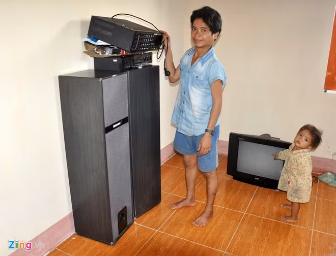 Theo lãnh đạo Công an huyện Sơn Tây, không chỉ tiêu xài tiền đền bù phung phí, đồng bào nơi đây còn bị một số kẻ xấu dụ dỗ "bán chịu" gia súc, gia cầm trước để bà con ăn uống hay chăn nệm, dàn nhạc hát karaoke, xe máy với giá cao ngất ngưởng. Do vậy, khoản tiền đền bù mỗi gia đình nhận được chẳng mấy chốc tiêu tan nhanh chóng.