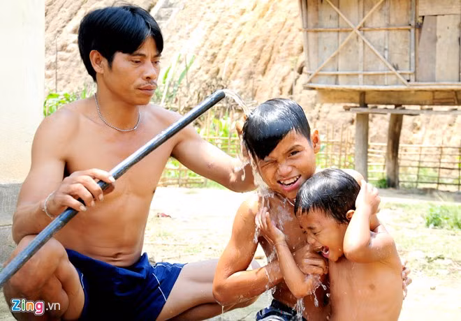 Bị sốt triền miên, ốm suốt cả tháng qua, anh Đinh Văn Kỳ (ngụ xã Sơn Dung) đành ở nhà chăm con ở khu tái định cư. Chị Đinh Thị Đanh (vợ anh Kỳ) bươn chải đi thu hoạch keo thuê, vất vả kiếm tiền xoay sở cho cuộc sống gia đình.