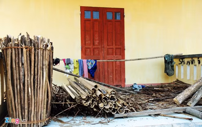 Nhà biệt thự khang trang ở khu tái định cư Đăk Lang, xã Sơn Dung bị bỏ hoang thành "kho chứa củi" của dân làng sống lân cận. Theo ông Trân, 50% số hộ dân chuyển đến khu tái định cư Đăk Lang không còn đất rẫy sản xuất. Tiêu xài tiền đền bù hết nhẵn từ lâu, họ phải đi làm thuê mưu sinh nên nguy cơ đối mặt với đói nghèo là rất lớn.