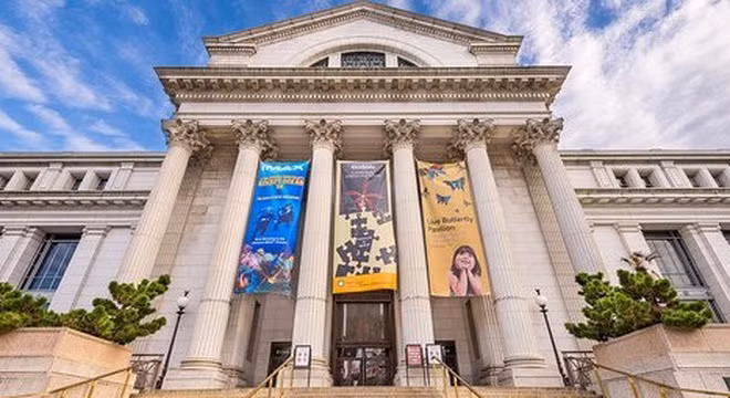 Một ngày ở Bảo tàng Lịch sử Tự nhiên Quốc gia ở Washington (Mỹ) bắt đầu với việc các nhân viên sẽ đi kiểm tra lại một lượt hơn 126 triệu mẫu vật có trong này.