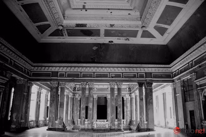 Với diện tích hơn 100m2 nơi này nổi bật với những hàng cột lớn xung quanh tạo cảm giác uy nghi, vững chãi.