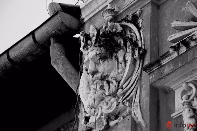 Những bức phù điêu phủ rêu mốc.