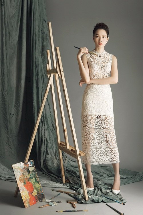 2. Lâm Gia Khang Lâm Gia Khang là một nhà thiết kế Việt được chú ý trong thời gian gần đây. Những bộ cánh của anh hướng đến sự trẻ trung, gợi cảm nhưng nữ tính và mong manh.