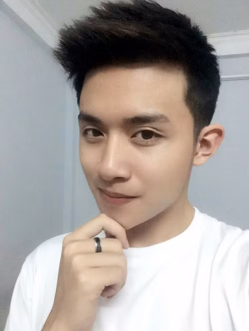 Chàng trai mặc quân phục này có tên Bảo Hoàng, sinh năm 1996 là sinh viên trường Nghệ thuật Quân Đội.