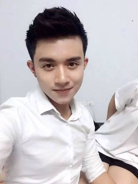 Bẵng đi một thời gian, chàng hot boy quân phục ngày nào vẫn miệt mài với công việc học tập và mới đây anh chàng điển trai xuất hiện trong một sự kiện khiến bất cứ cô gái nào cũng phải thốt lên “Vừa đẹp trai lại vừa hát hay”.