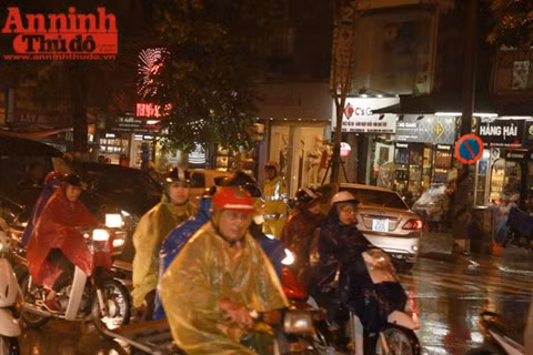 Từ sáng sớm, cơn mưa rả rích cùng lượng người tham gia giao thông dịp cuối năm tăng đột biến khiến nhiều tuyến đường bị ùn tắc.Lưu lượng phương tiện tham giao thông đông như bất tận cho đến đêm.