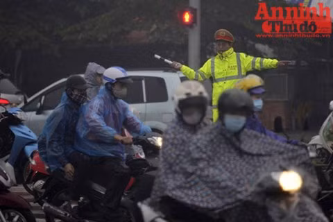 Ghi nhận của phóng viên Báo ANTĐ vào hồi 19h, tại các ngã tư như: Cửa Nam, Hai Bà Trưng-Lê Duẩn, Hai Bà Trưng-Phan Bội Châu… lượng xe đổ về rất nhiều khiến việc lưu thông gặp nhiều khó khăn.