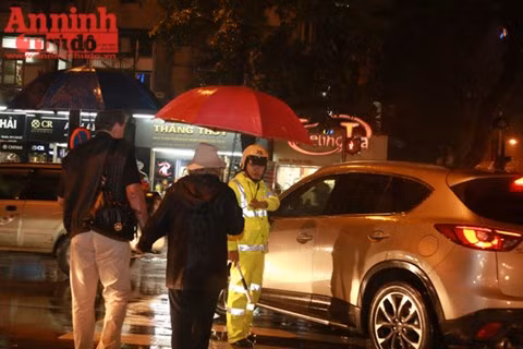 Thượng sĩ Nguyễn Hải Đăng-Đội CSGT số 1 tại chốt trực ở ngã tư Hai Bà Trưng-Phan Bội Châu liên tục đi hướng dẫn các xe di chuyển. Chiến sĩ CSGT Hà Nội này còn thường xuyên chú ý đảm bảo an toàn cho khách bộ hành khi sang đường.