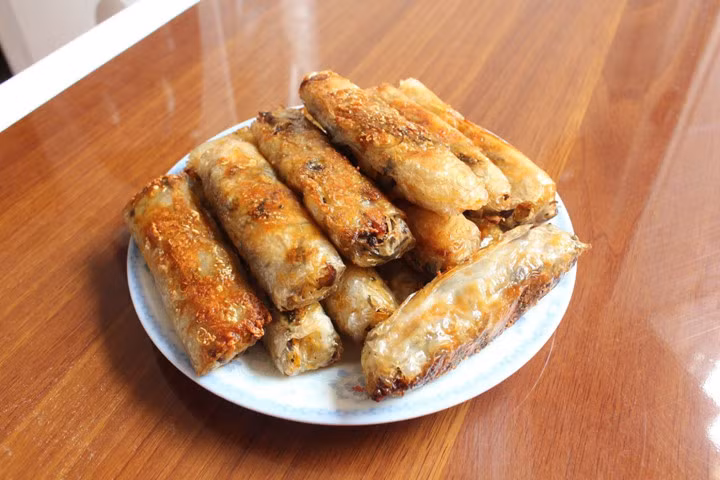 Nem rán: Nem rán vàng ươm, giòn tan, hấp dẫn là một trong những món ăn truyền thống của người Việt trong những ngày Tết. Nhân nem được làm từ miến, mộc nhĩ, nấm hương, cà rốt, giá đỗ, hành lá, thịt xay và trứng gà. Nhân được cuộn với bánh đa nem rồi đem rán giòn. Nem chấm với nước mắm chua ngọt là hấp dẫn nhất.