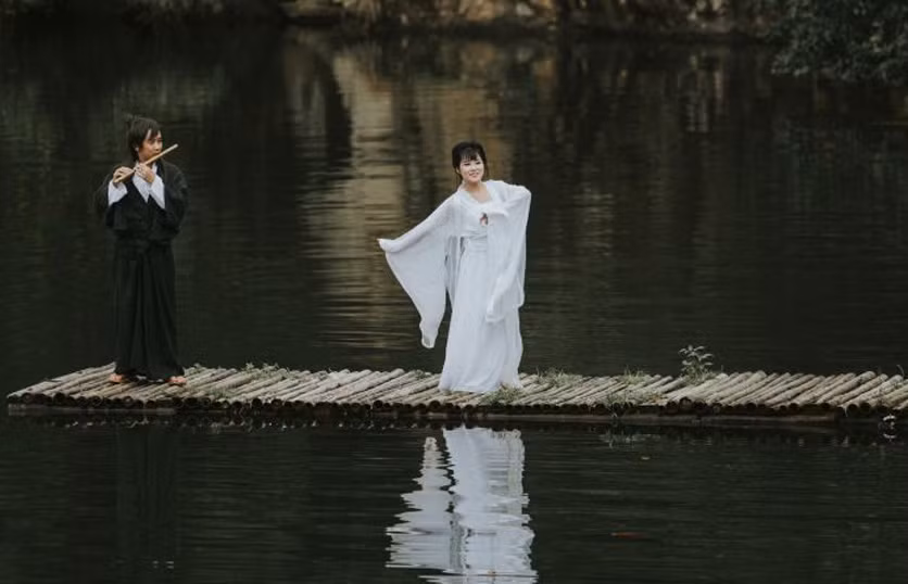 Chủ nhân của bộ ảnh cưới Lạc trôi là bạn Nguyễn Văn Sáu (1985) và Nguyễn Thị Bích Hồng (1990), hai bạn cho biết ý tưởng của bộ ảnh đến rất bất ngờ và theo cảm hứng. Điều khó khăn nhất khi hai bạn thực hiện bộ ảnh này chính là làm sao truyền được cái hồn của chủ đề "Lạc trôi", dù khi chụp cả hai phải ở trên một chiếc bè rất nhỏ, sóng nước vây quanh luôn khiến cặp đôi rất khó giữ thăng bằng.