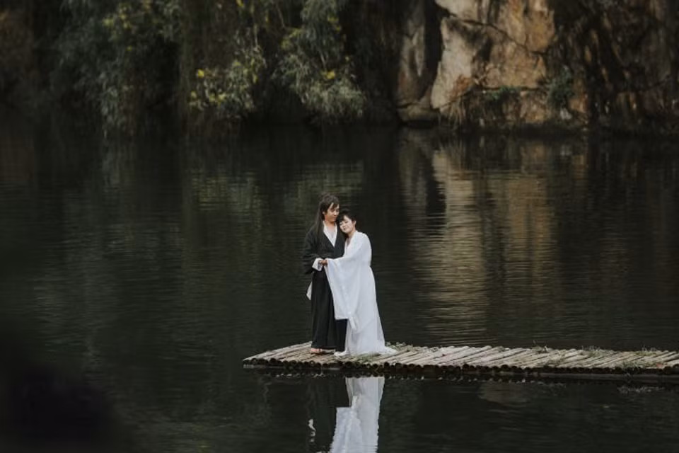 Đôi bạn cũng không ngờ rằng bộ ảnh cưới độc đáo lại hot như vậy.