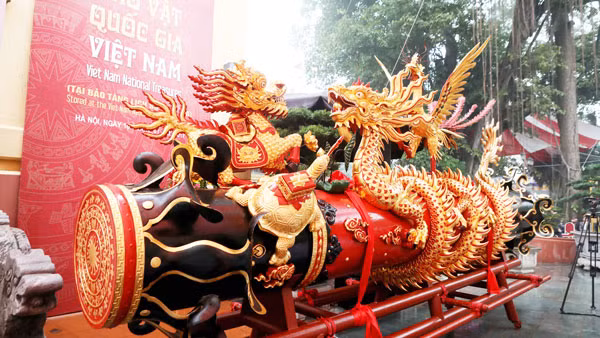 Pháo hiến tặng cho Bảo tàng Lịch sử Quốc gia được làm bằng gỗ quý, sơn son, thiếp vàng, trên đắp tứ linh Long, Ly, Quy, Phượng, có đường kính 1,2m, dài 5,75m, cao 3,47m. Đây là mô hình pháo lớn nhất từ trước tới nay do làng Đồng Kỵ làm.