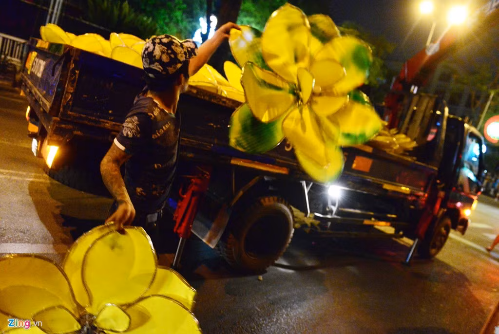 Những cánh hoa bị loang sơn được gỡ bỏ.