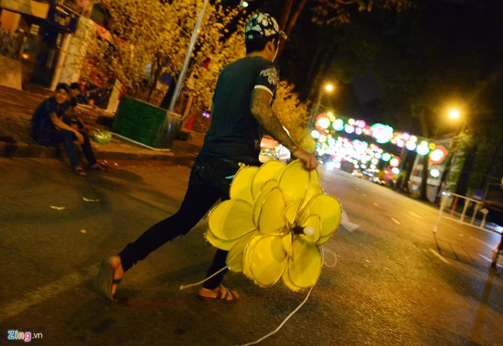 Những bông hoa mới được đưa đến để thay thế những hoa bị dính sơn.