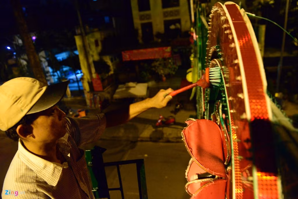 Anh Hồ Thanh Hùng, một công nhân trang trí đường hoa, cho biết những họa tiết bị dính sơn được tẩy bằng xăng, còn những cánh hoa bị loang sơn được thay thế, số còn lại sẽ được giữ nguyên.