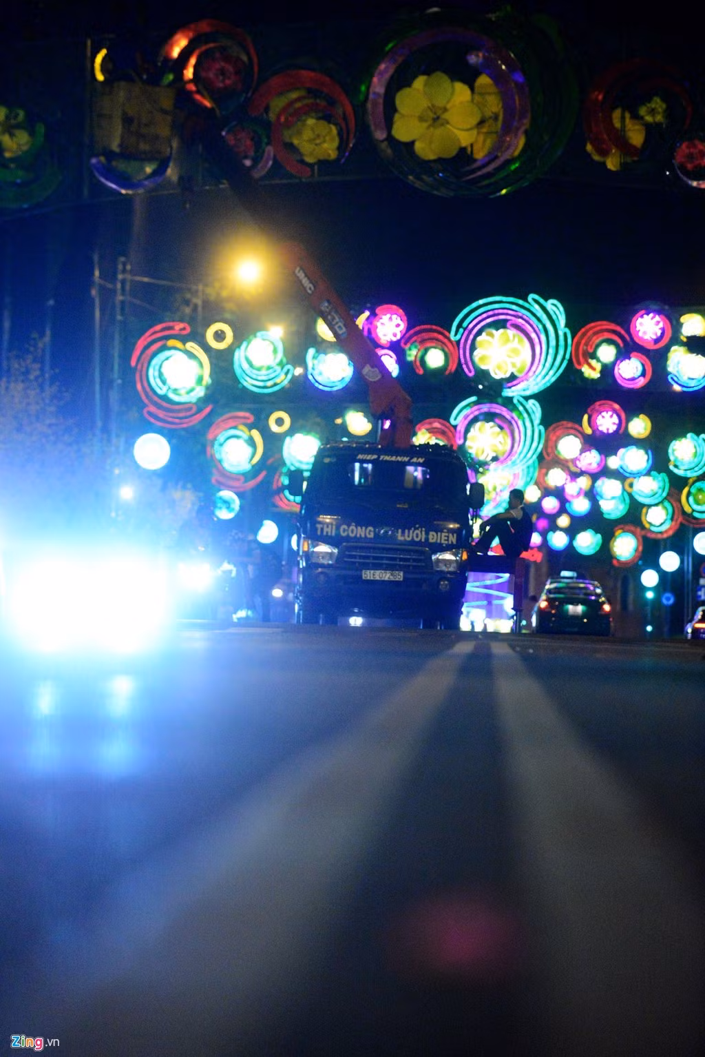Các công nhân thi công lưới điện phải thức trắng đêm, làm đến gần sáng để sửa chữa trước khi nhường đường cho xe cộ lưu thông.