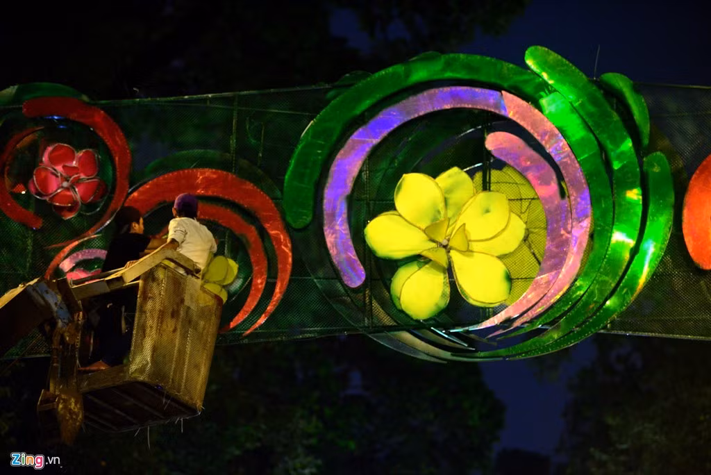 Ban đầu lưới nền có màu trắng sau đó được sơn lên lớp màu xanh nhưng quá trình phun sơn không kỹ đã làm những cánh hoa và các họa tiết trang trí xung quanh bị dính sơn.