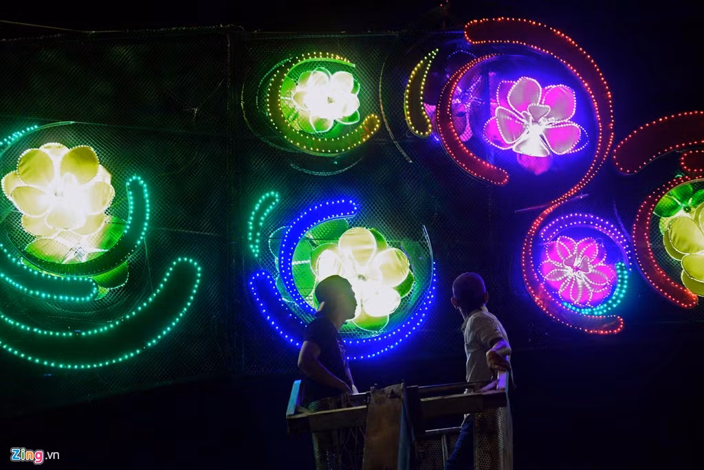 Sau khi thay thế các bông hoa, công nhân cho chạy thử đèn.