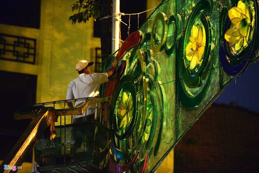 Ngoài ra, những họa tiết bị dính sơn được tẩy rửa bằng xăng.