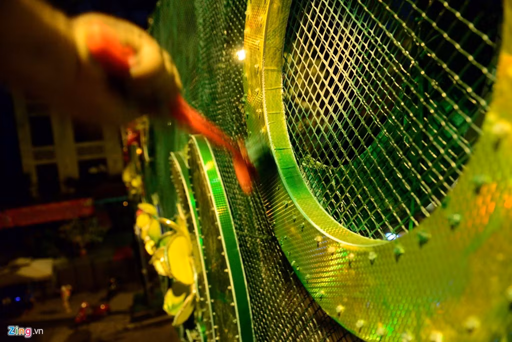 Anh Hùng chia sẻ thêm công việc tẩy rửa gặp không ít khó khăn khi anh phải làm việc ở độ cao, vừa tỉ mỉ tẩy rửa vừa phải làm nhanh trước khi trời sáng.