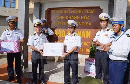 Quà Tết từ đất liền đã đến với cán bộ, chiến sĩ đảo Đá Nam.