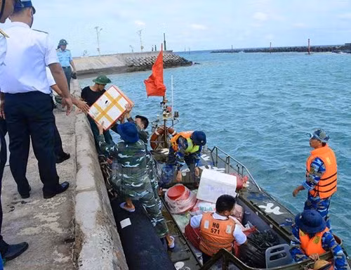 Chuyển hàng Tết lên đảo Song Tử Tây.