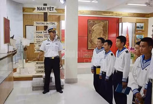 Các chiến sĩ mới ra đảo Nam Yết công tác nghe giới thiệu truyền thống anh dũng chống ngoại xâm bảo vệ biển đảo Tổ quốc.