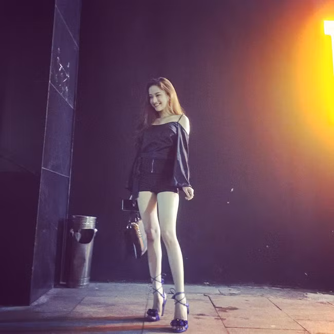 Gu ăn mặc của Thúy Vi rất sành điệu và chất chơi.