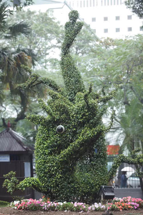 Theo quan sát, mô hình rồng được uốn bé dần từ đầu tới đuôi.