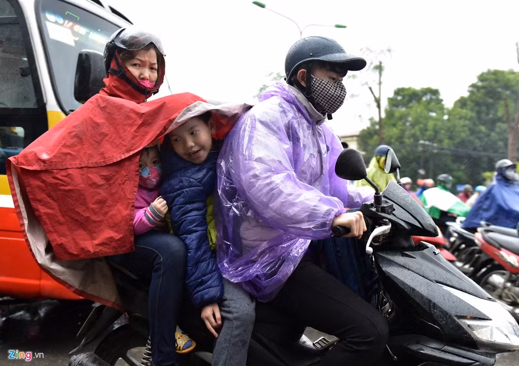 Cảnh tượng này đã diễn ra ít nhất 3 buổi sáng gần đây. Ảnh: Việt Hùng.