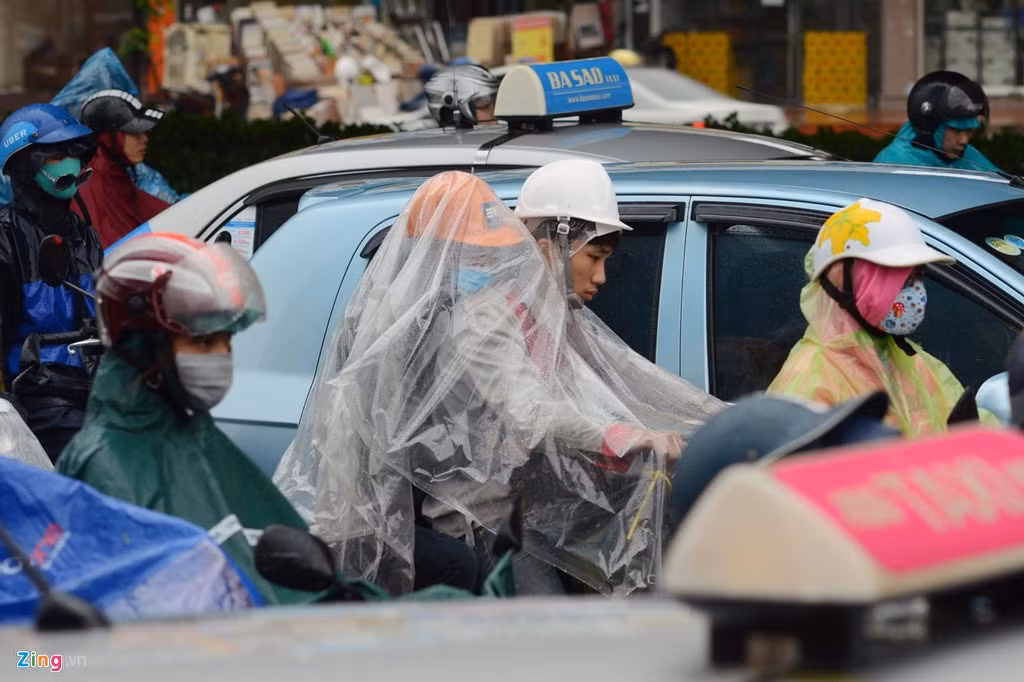 Người đi xe máy nhích từng vài chục cm trên đường Phạm Hùng, một trong những tuyến huyết mạch dẫn vào thành phố. Ảnh: Tiến Tuấn.