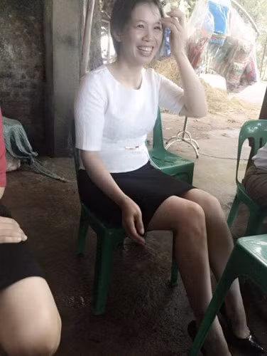 Được biết, bà mẹ đó có tên Hương, quê ở Hải Dương. Bức hình được chụp lúc cô Hương cùng con gái là Vũ Thị Thúy (20 tuổi) trong ngày Thúy đi lấy chồng. Nhìn hình ảnh này của hai mẹ con khiến cộng đồng mạng "thổn thức" hết lời khen ngợi nhan sắc không tuổi của mẹ Thúy, đến nỗi ai cùng lầm tưởng là hai chị em gái chứ không phải là mẫu tử. "Nhìn như hai chị em ruột. Mẹ bạn trẻ quá, con gái lớn ngần này mà vẫn như thiếu nữ đôi mươi" - Facebooker Minh Hòa thốt lên khi nhìn thấy hình ảnh hai mẹ con Thúy.