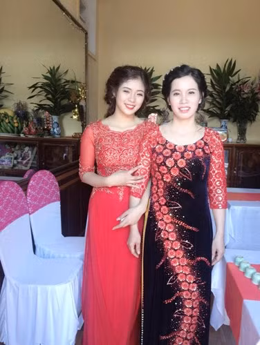 Ngoài "top" những bà mẹ U50 trẻ như thiếu nữ quen thuộc như: Đào Lan Hương - "bà ngoại U50", xinh như hot girl, Đinh Thu Hạnh - "Bà mẹ U40" với thân hình cực chuẩn, Khanh Barbie – "bà mẹ 40" vẫn đẹp như thiếu nữ... Mới đây, những hình ảnh của một bà mẹ 42 tuổi trẻ trung, xinh đẹp không kém con gái 20 tuổi tiếp tục gây "bão" cộng đồng mạng.