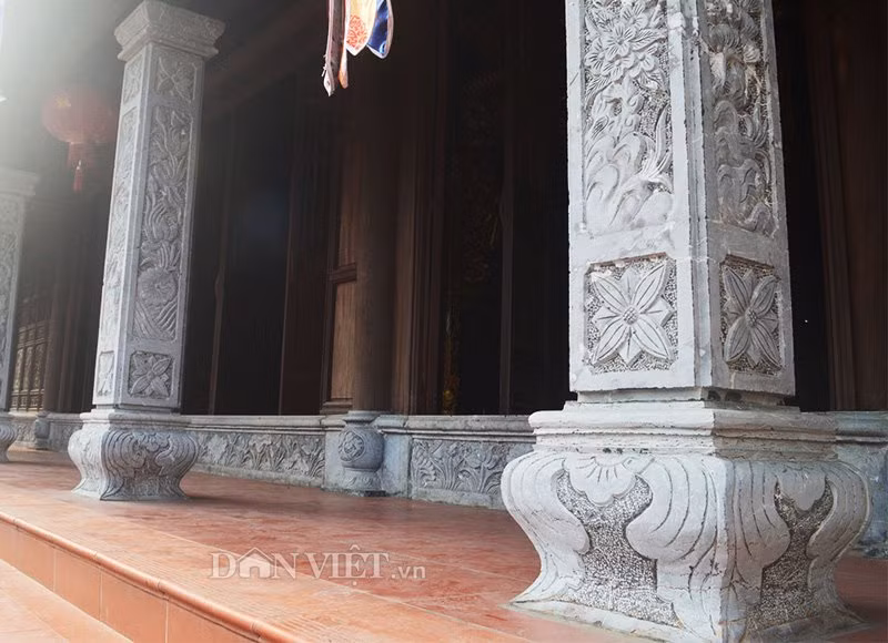 Bên cạnh chùa là đền thờ Phu nhân Trạng Trình.