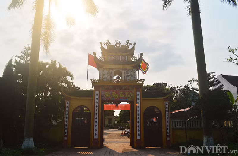 Tương truyền, chùa Song Mai là nơi mà Nguyễn Bỉnh Khiêm thường đến lễ và đã từng trả lời sứ giả Chúa Trịnh, rằng: "Giữ chùa, thờ Phật thì được ăn oản" (ý nói không nên thoán đoạt ngôi Vua nhà Lê). Bên cạnh chùa là nhà thờ phu nhân Trạng Trình - bà Minh Nguyệt, người Đồ Sơn, có công cùng danh nhân lập nên chùa này. Hai công trình có kiến trúc thật đẹp, bên chùa Song Mai với những cột đá vuông, ngược lại ở đền thờ phu nhân Trạng Trình Nguyễn Bỉnh Khiêm là hàng cột tròn. Trước sân là Thiên đài Song Mai tự tạo dựng vào năm 1700 thời vua Lê Hy Tông.