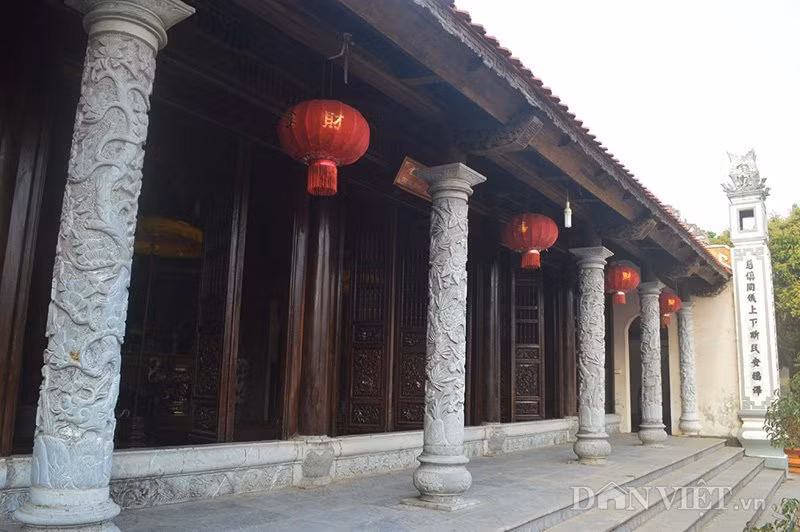 Hàng cột đá vuông tròn của chùa Song Mai và đền thờ Phu nhân Trạng Trình.