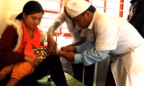 Bác sỹ Và Bá Tủa đang thăm khám cho 1 bệnh nhi.