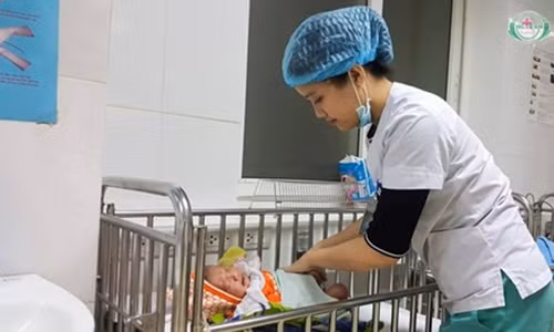 Đốt than sưởi ấm, ba người trong gia đình bị ngộ độc hôn mê Dot than suoi am, ba nguoi trong gia dinh bi ngo doc hon me