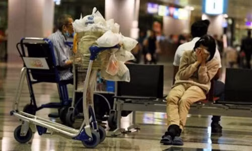 La lung nguoi phu nu song 8 nam trong san bay Changi