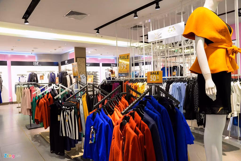 Anh Hoàng Đức Tuấn (nhân viên quầy thời trang) cho biết: “Những ngày trước Tết doanh thu cửa hàng lên đến 200 triệu/ngày, ngày thường cũng từ 50-70 triệu đồng nhưng sau Tết chỉ đạt được 30 triệu đồng”.