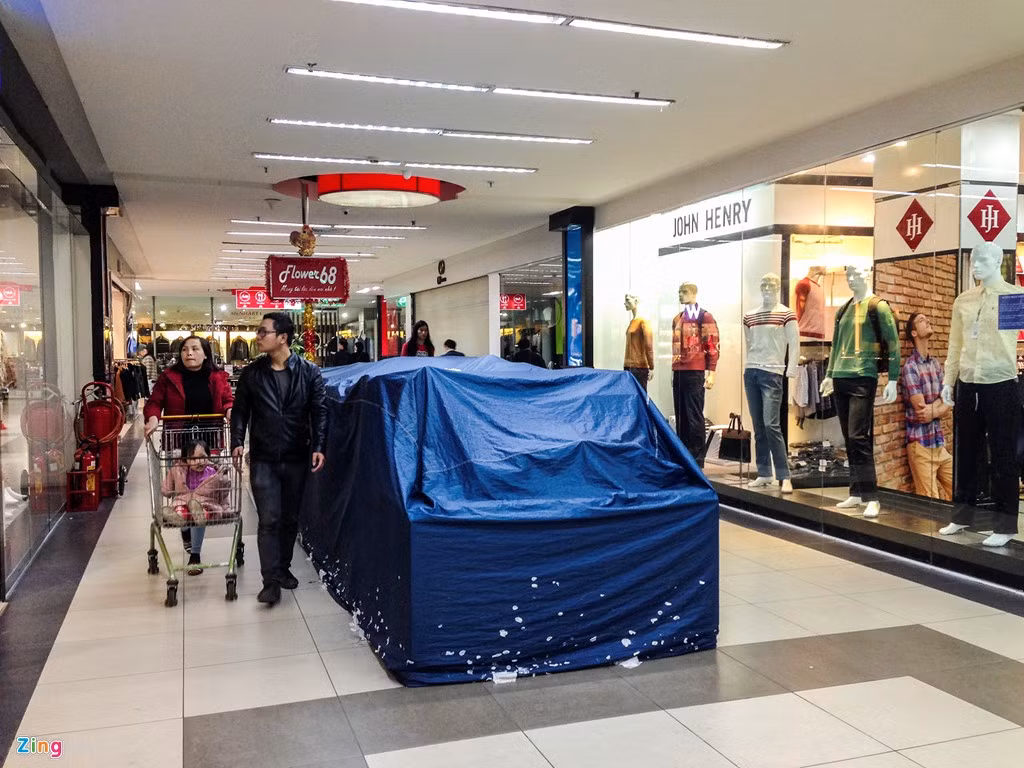 Nhiều quầy hàng đến mùng 5 Tết vẫn chưa khai xuân.