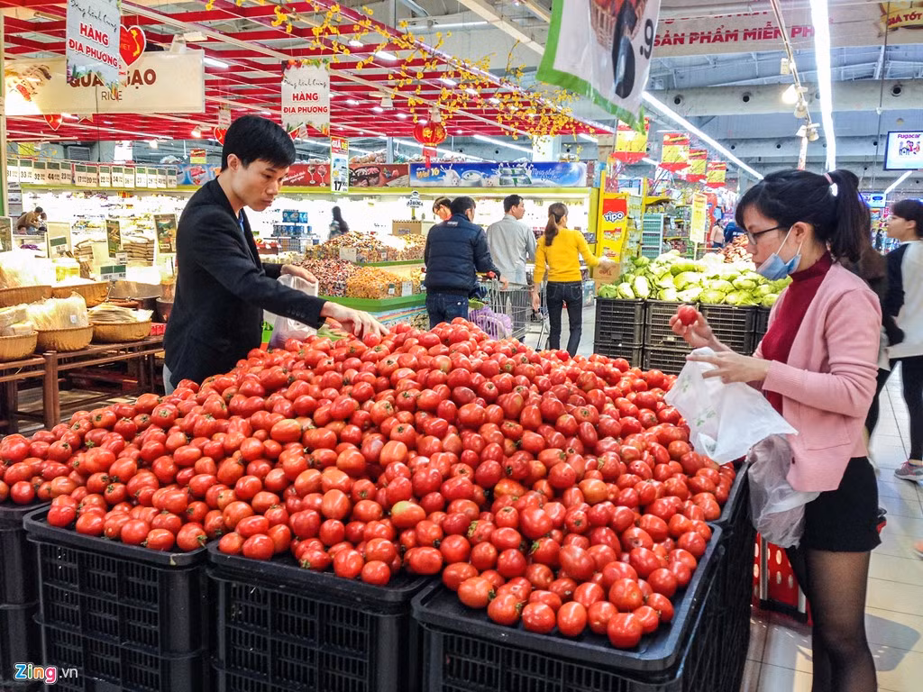 Anh Nguyễn Thạch Anh (ở Nguyễn Phong Sắc) ưu tiên những loại củ quả cho các bữa ăn tiếp theo của gia đình.
