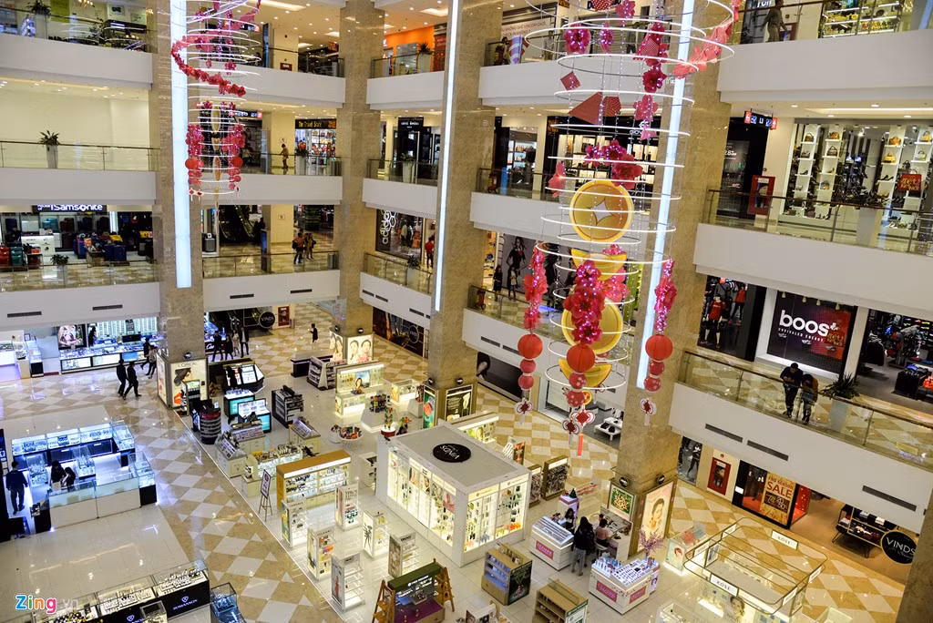 Chị Lan (nhân viên quầy mỹ phẩm) cho biết quầy mở cửa từ mùng 4 nhưng lượng khách đến tham quan, mua sắm không đáng kể.