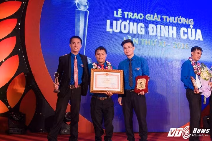Chang trai tat nguyen tro thanh ty phu nho uom cay giong-Hinh-3